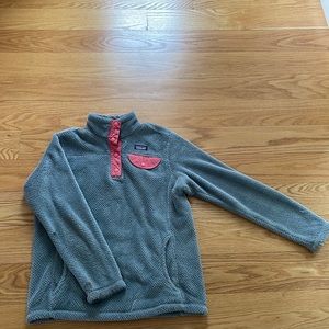 A girls Patagonia sweatshirt/crew. That is a girls size Large (12)